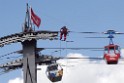 Koelner Seilbahn Gondel blieb haengen Koeln Linksrheinisch P373